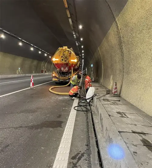 寮步镇隧道排水渠清淤